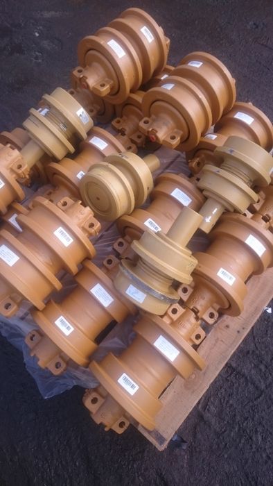 Lant buldozer Komatsu D61 / D65 pe stoc, role inferioare, roti ghidaj