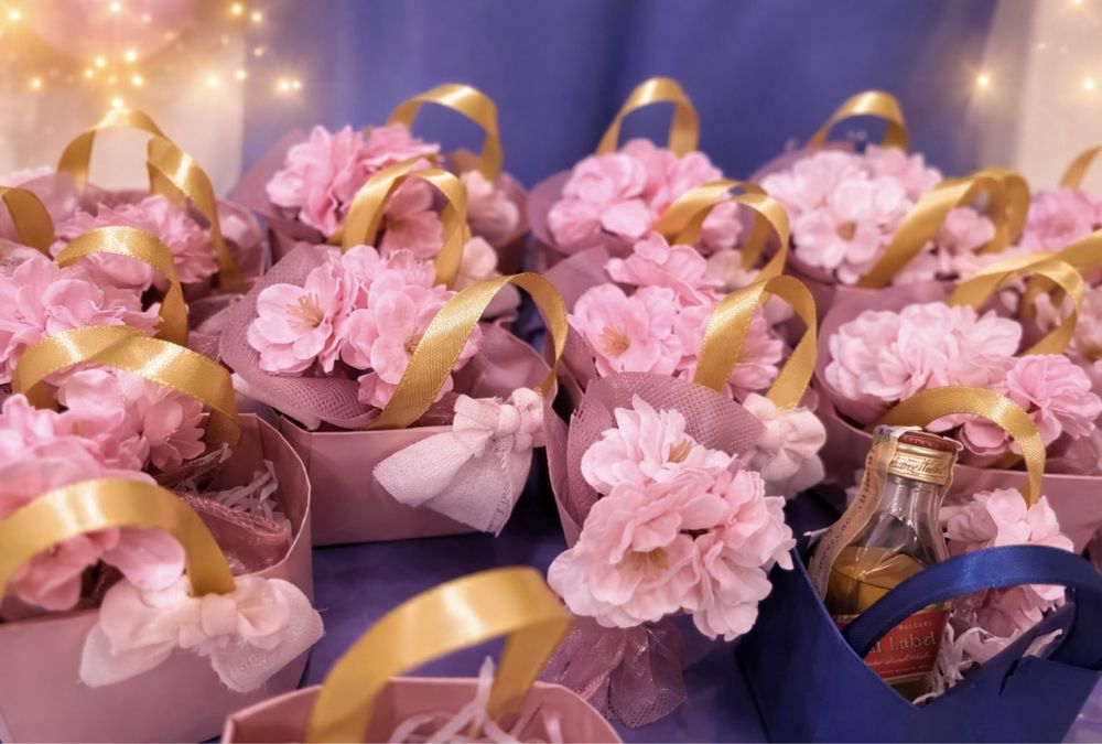 Мини чантички с мини букет от черешов цвят и сърца с букет