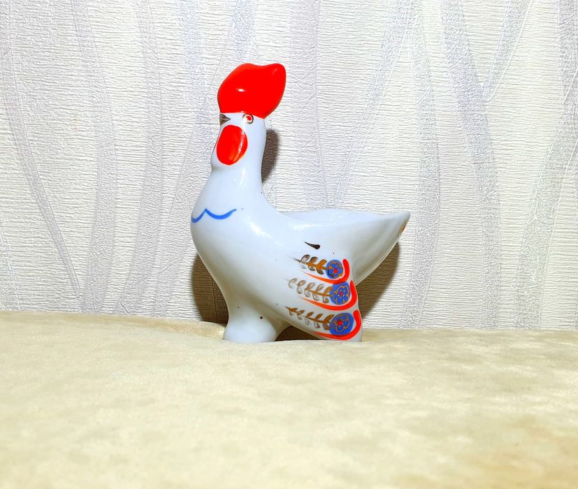 Статуэтка девушка с петушком