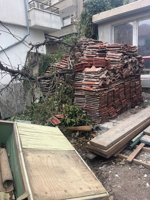 Продавам използвани керемиди, намират се в центъра на град Царево