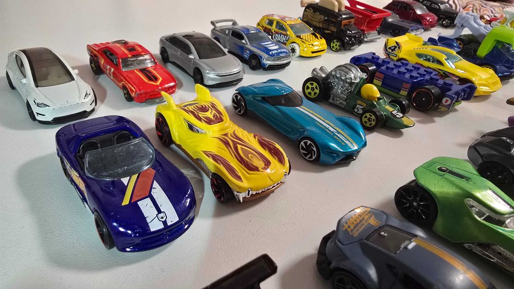 Colecție Satisfăcătoare Lot 50 Hot Wheels Skyline R30, Tesla, Minecart