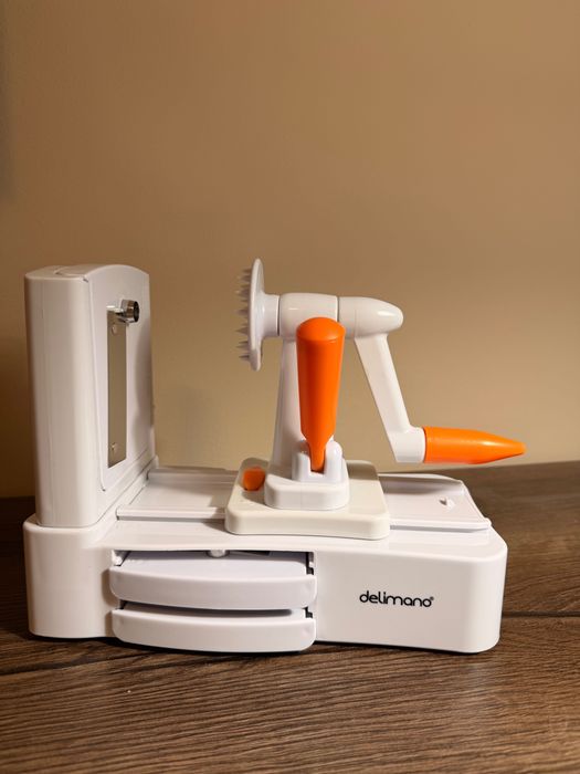 Уред за спираловидно нарязване на зеленчуци за украса