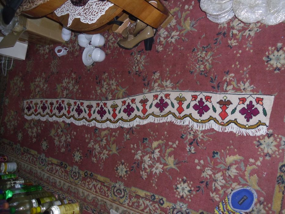 fata masa cu draperie cusute chelim