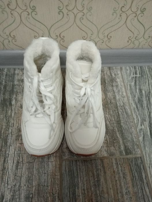 Кроссовки теплые.36 размер