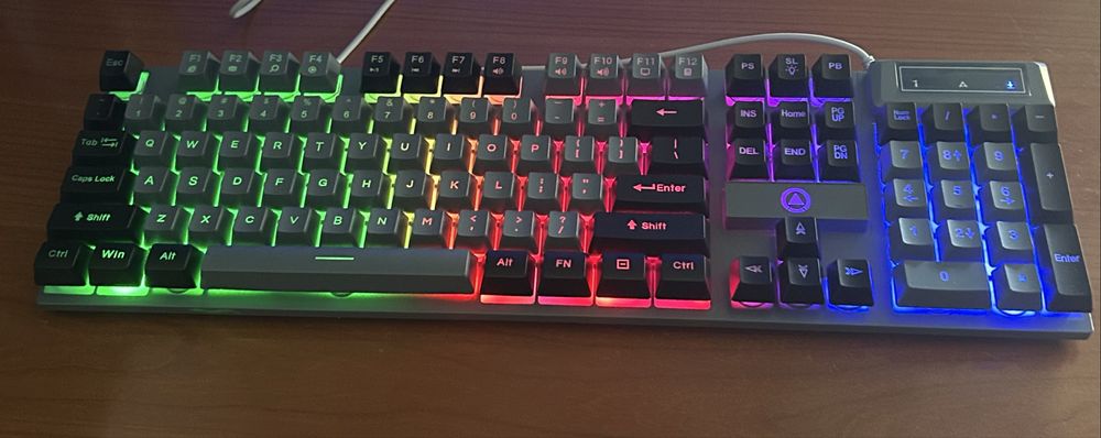 Tastatura gaming noua, mecanica rezistanta la apa, RGB