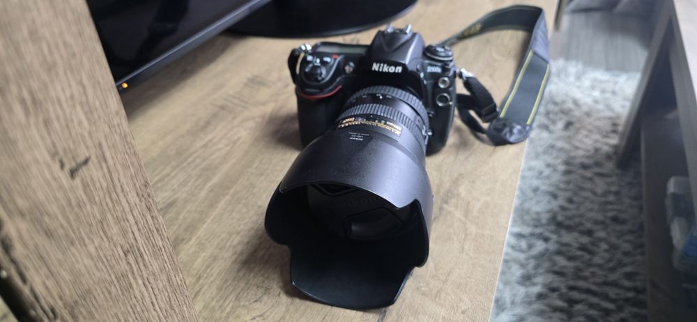 Vand kit foto profesional Nikon 300s plus obiectiv de top + blitz .