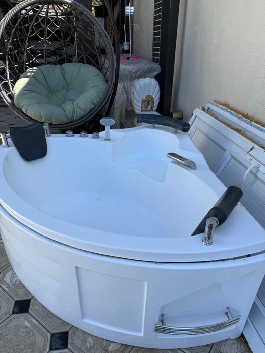 Ванна джакузи и унитаз.