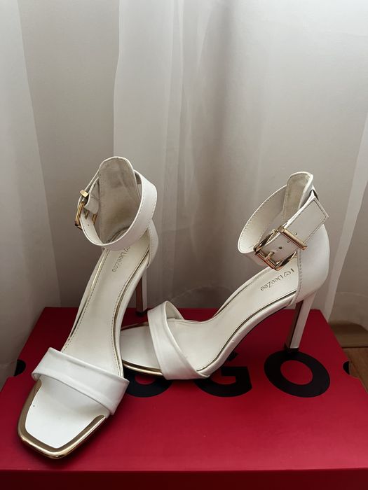 Дамски бели сандали на ток