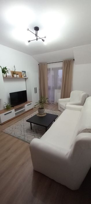 Închiriez apartament în Sanpetru