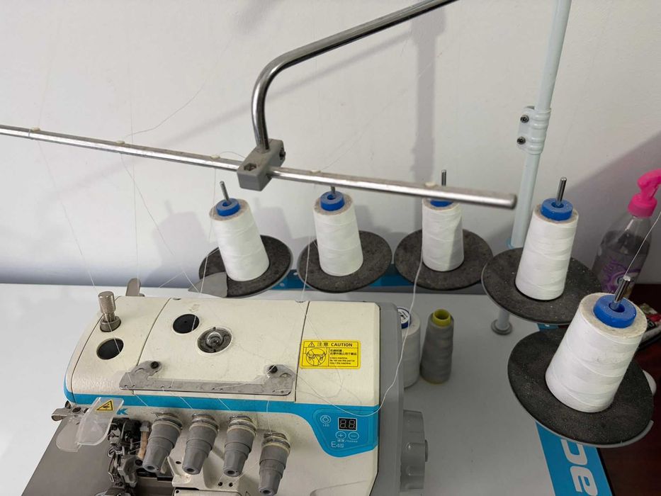 Masina pentru croitorie Jack cu 5 ace de surfilat