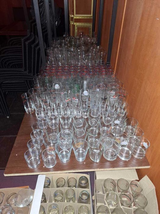 200 чащи за бира, уиски, вода, кани за вино и вода