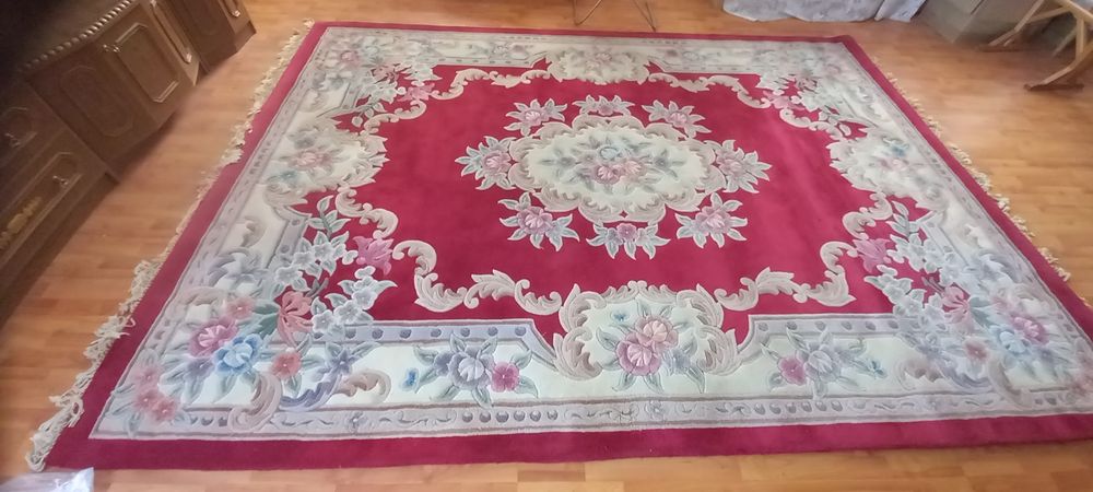 Большой красивый ковёр