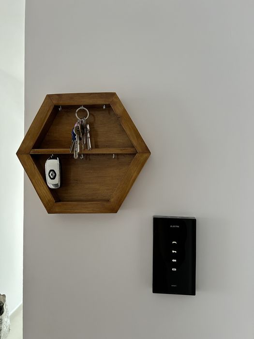 Raft de chei unicat in forma de hexagon