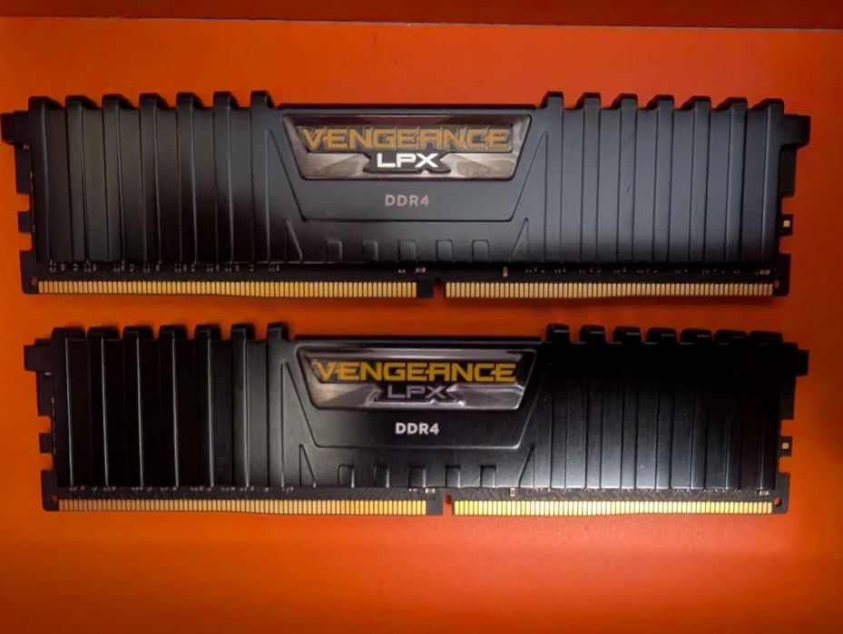 32GB (2x16GB) DDR4 RAM памет: Corsair Vengeance LPX, DDR4-3000 CL16