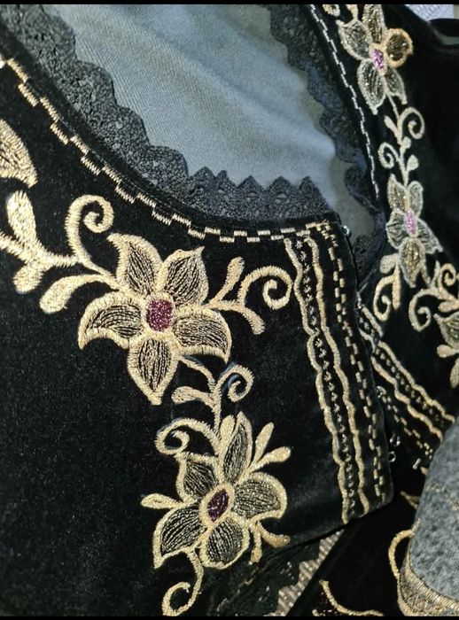 Costum popular autentic de vanzare