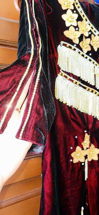 Sarpolik kiyimlar sotiladi. Yap-yangi rasmda 4xil qo'limda yana bor