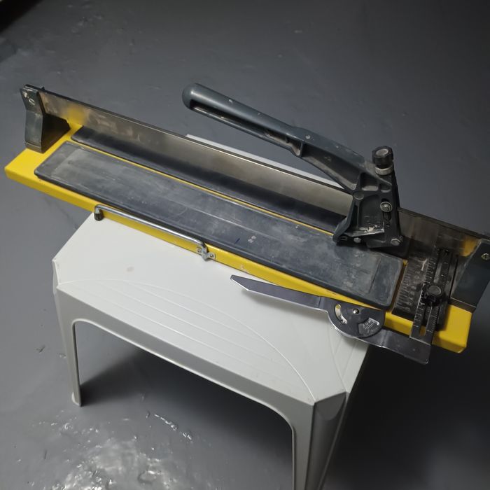 Masina de taiat faianta  cu șina