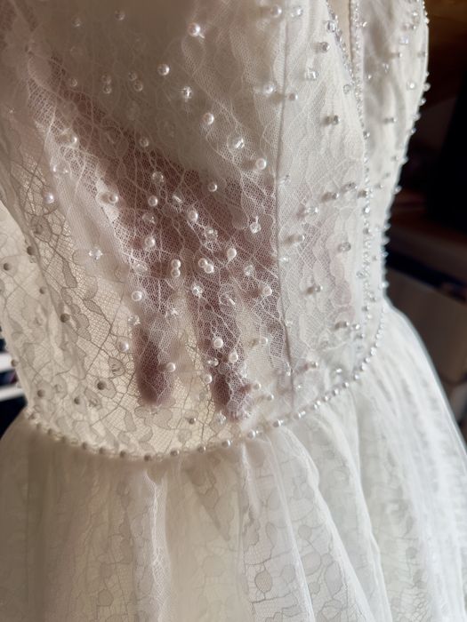 Булчинска рокля с перли , чисто нова- бял цвят. Отговаря на размер М.