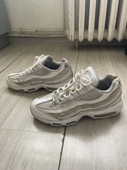 Vand air max 95 purtati un pic