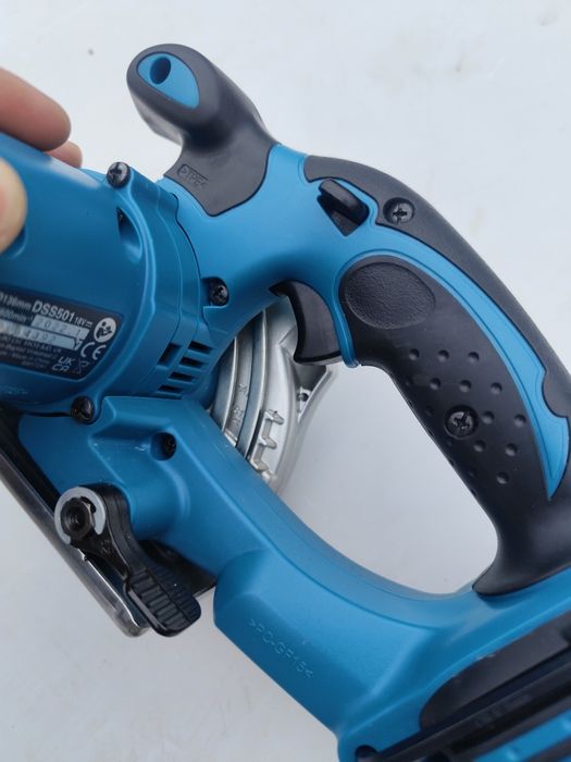 Акумулаторен ръчен циркуляр Макита Makita DSS501 + 5 Ah