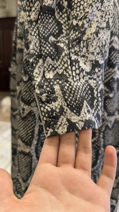 Стильное платье с трендовым принтом «Змеиная кожа»