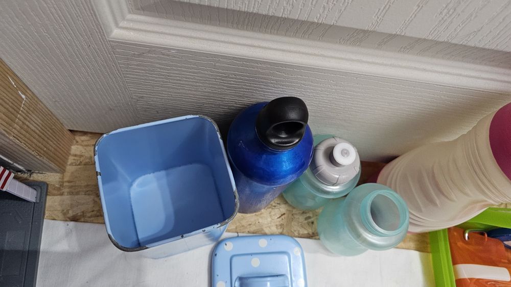 Set 4 Sticle de apa, kit călătorii si cutie depozitare din metal