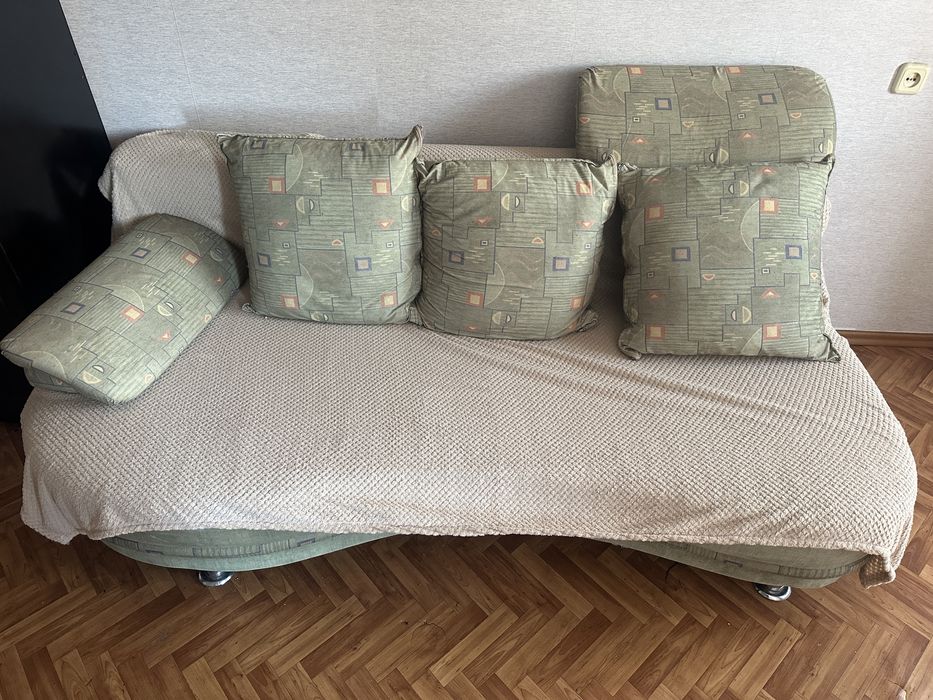 Продам диван . Цена 15.000тнг.