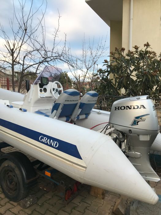 РИБ Лодка Grand 470 с двигател HONDA 50hp и колесар, оборудвана.