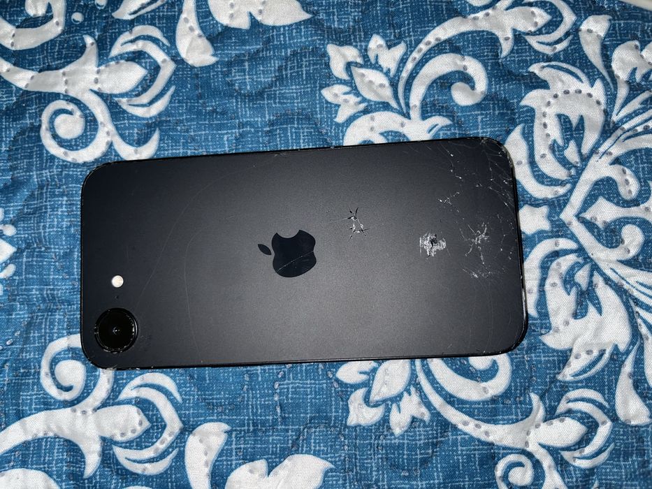 iPhone 16e singura problema are spatele crepat in rest merge perfect functional