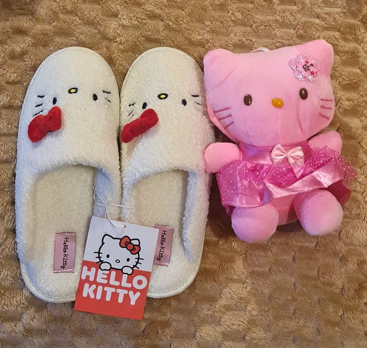 Papuci de casa hello kitty si plus roz nou