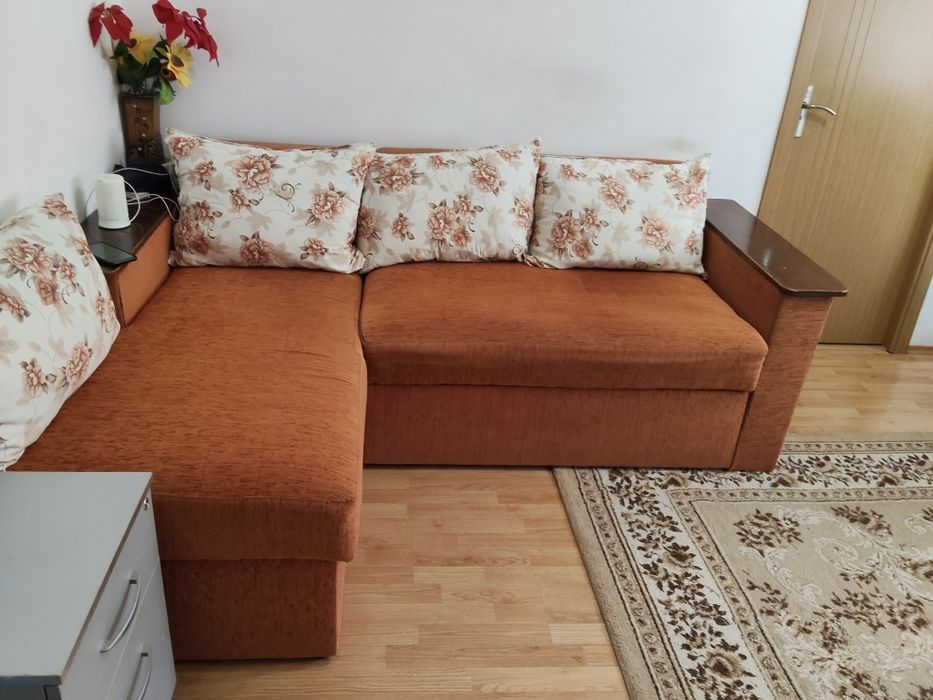 Vând colțar de camera