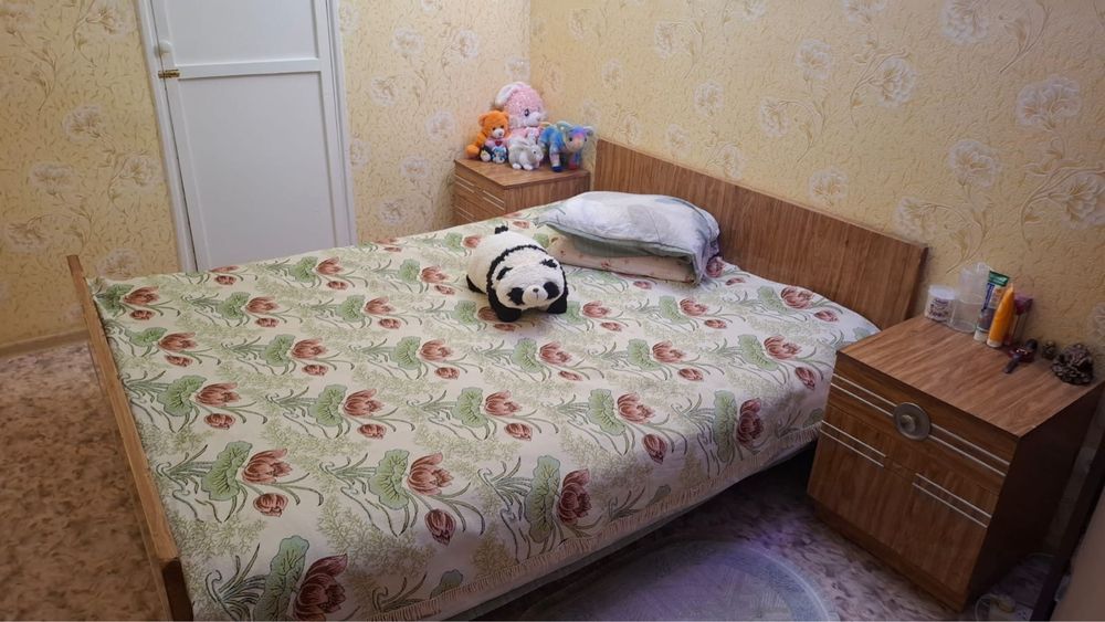 Кровать с двумя тумбами и матрасом