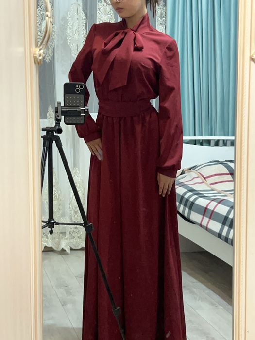 Элегантное бордовое платье