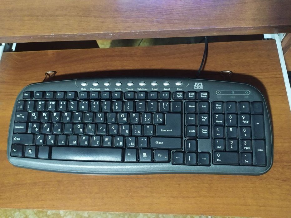 ПРОДАЕТСЯ СРОЧНО КОМПЬЮТЕР Windows 7 LG в хорошем состоянии со столом.