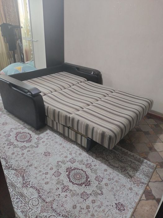 Продам диван в хорошем состоянии.