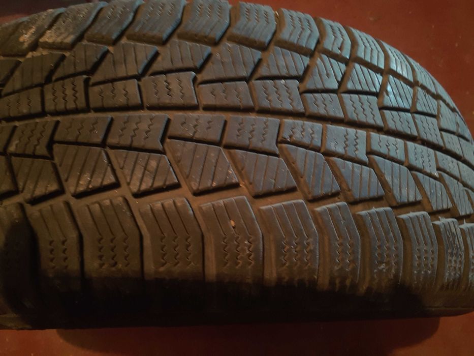 Продавам две зимни джипови гуми 205/55/16