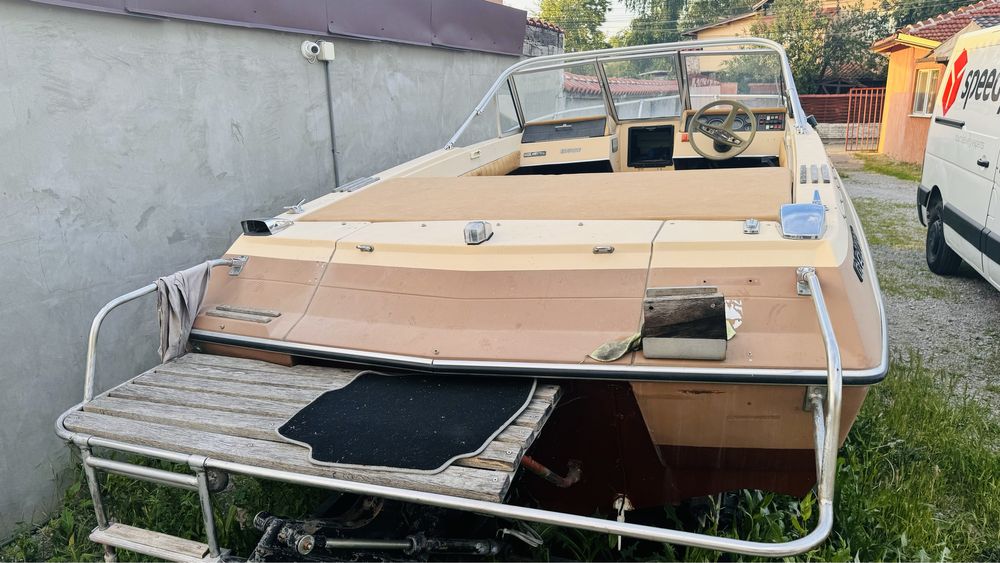 Моторна лодка Glastron