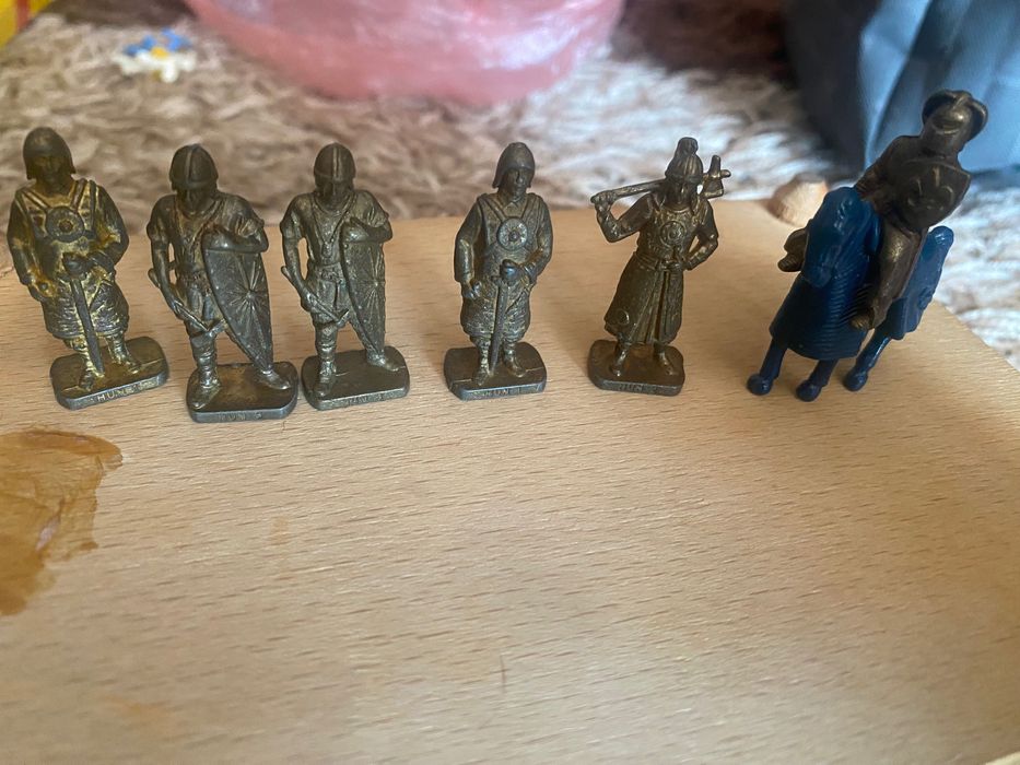 Стари метални войници киндер kinder