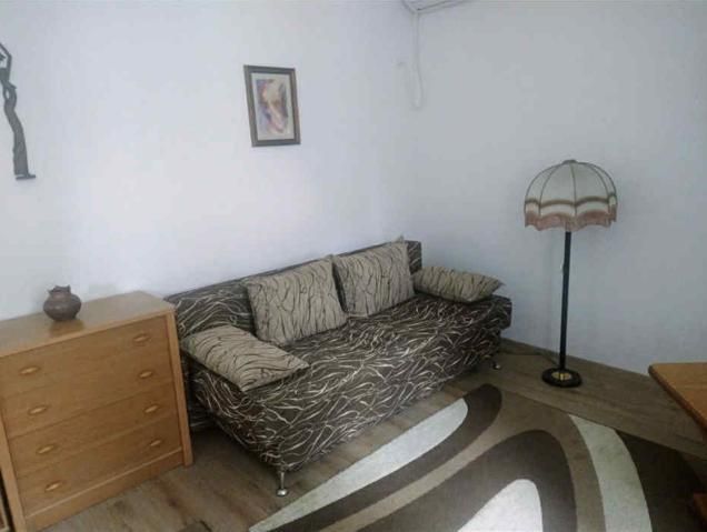 Тристаен, под наем, Център-Докторски паметник