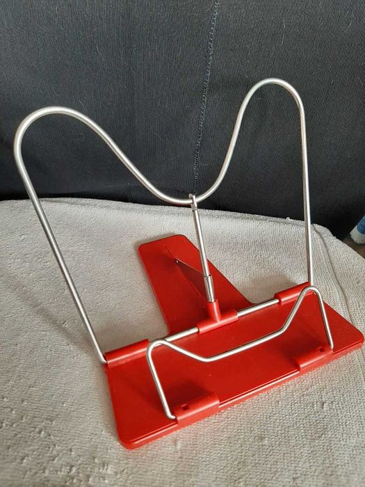 Подставки для книг и гибкие линейки .