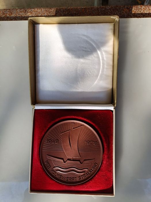 Meissen Porzellan Medaille 1978 *VEB Volkswerft Stralsund ,77mm