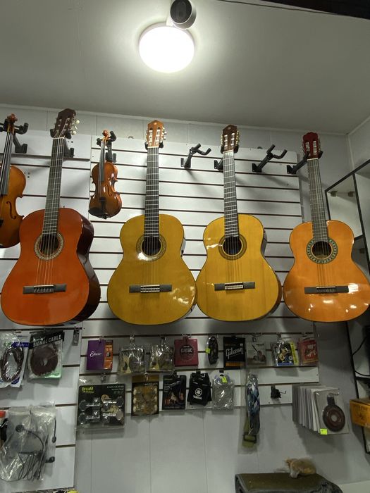 Gitaralar sotiladi holati idiyal