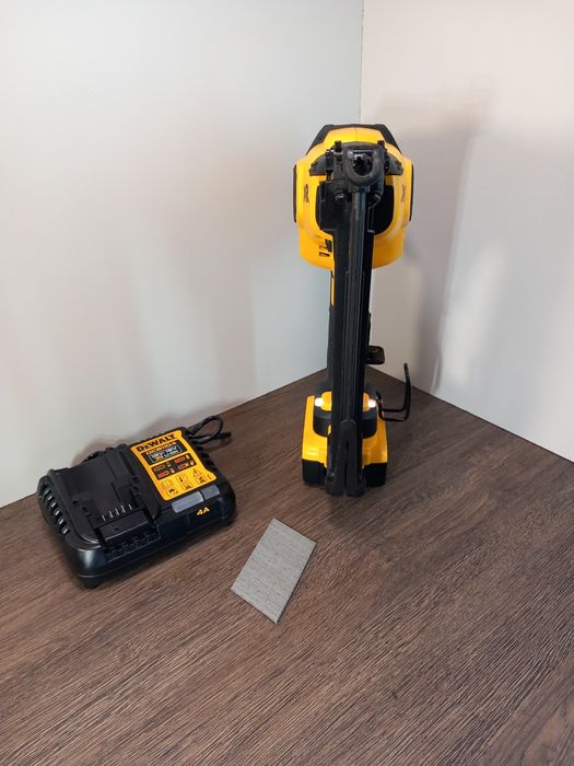 Vând pistol de cuie Dewalt