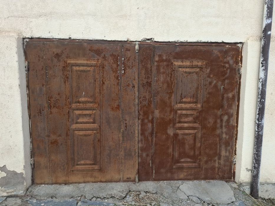 Darvoza va eshik sotiladi