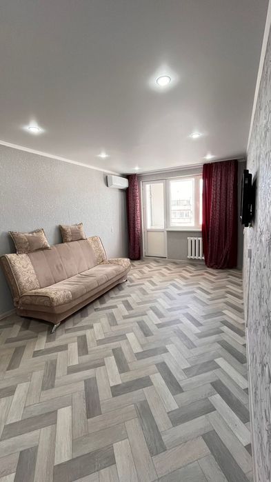 Сдаётся 2 ком квартира  район 6 микрорайон