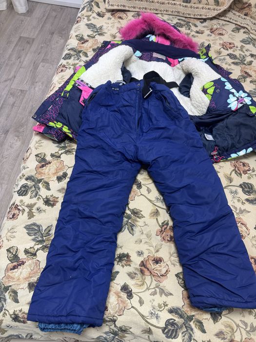 Продам зимний комбинезон для девочки 134 см