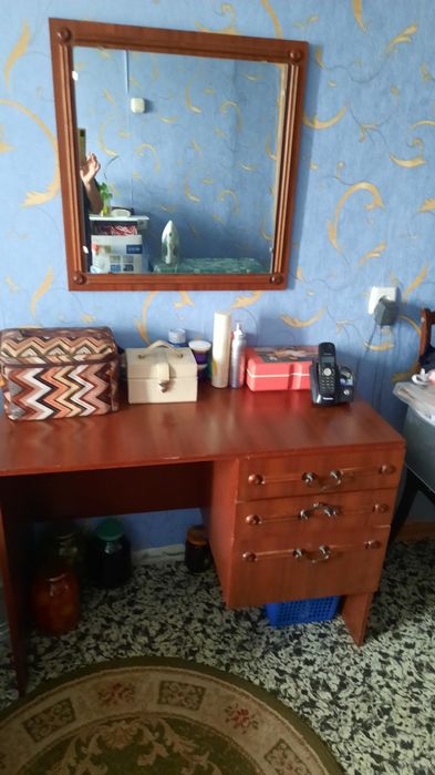 Трюмо с зеркалом для спальни