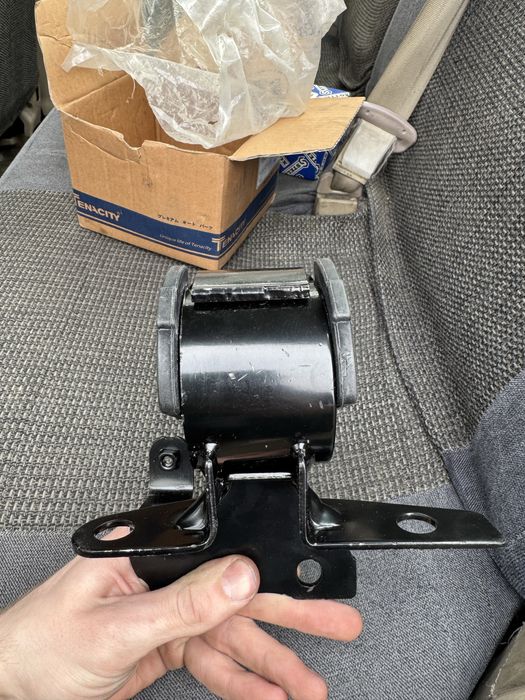 Подушка двигателя правая мазда