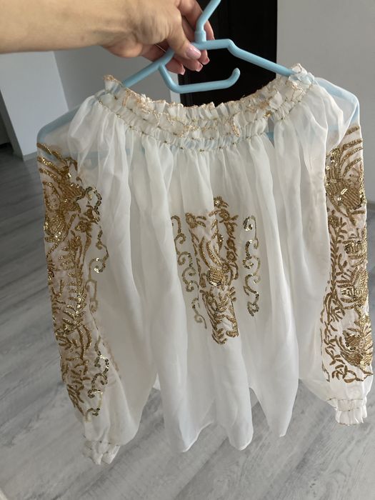 Vand ie , costum  popular  cu fir auriu si paete