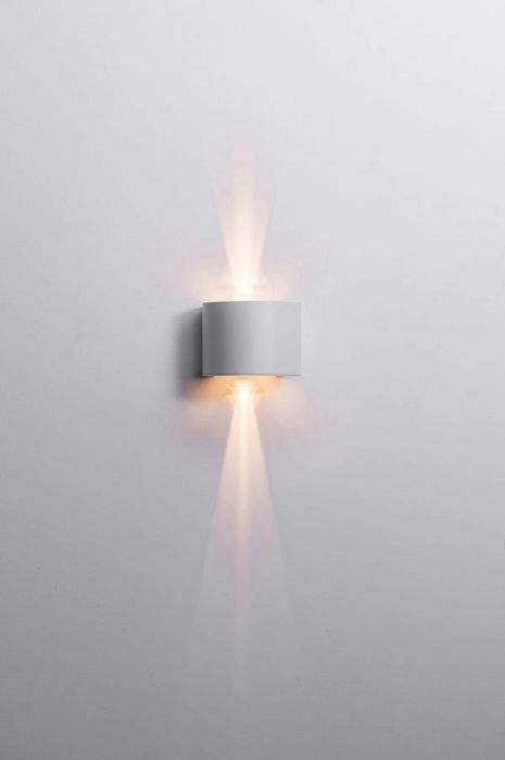 Стенна лампа бяла 12 W насочена светлина